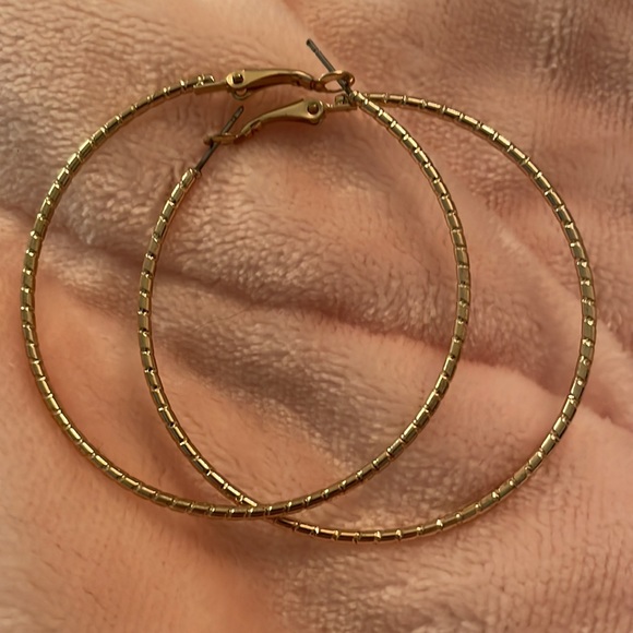 Set of 3 hoop earrings of different sizes Costume Jewelry - Picture 3 of 7